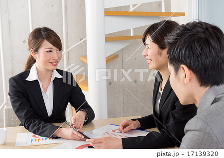 若い社員によるなごやかな会議 17139320
