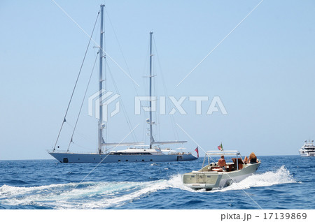 イタリア カプリ島のヨットとモーターボート 17139869