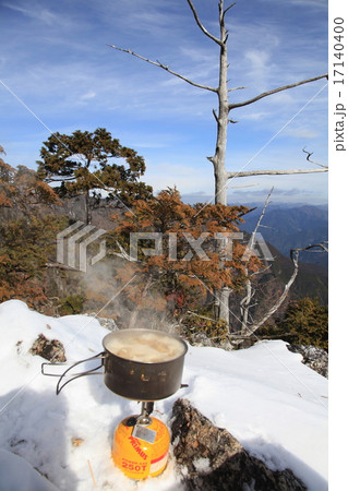 雪上での温かい昼食 17140400
