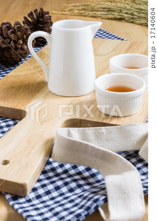 Wood Texture Cutting Plate with Cups of Tea Wood Texture Cutting Plate with Cups of Tea 17140604