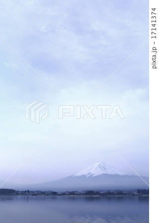 夜明けの富士山と空の風景 夜明けの富士山と空の風景 17141374