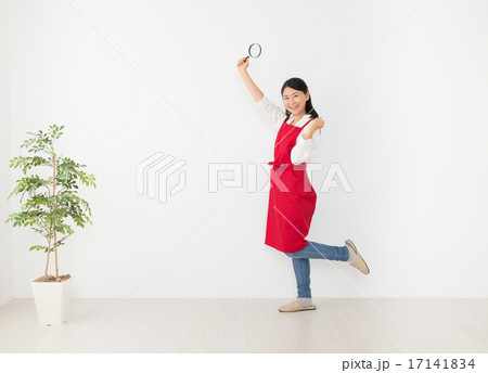 虫眼鏡を持つ女性　顔左傾け 17141834