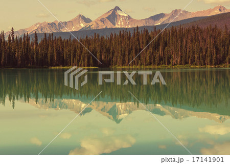 Emerald lake 17141901