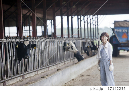 牧場で働く女性 17142255