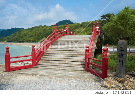 三途の川に架かる赤い橋 恐山 下北半島 青森県 の写真素材