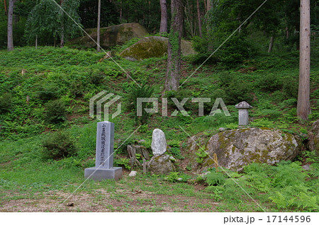 信州安曇野　小岩嶽城址公園（中世戦国時代の山城址）　戦没者の慰霊碑　横 17144596