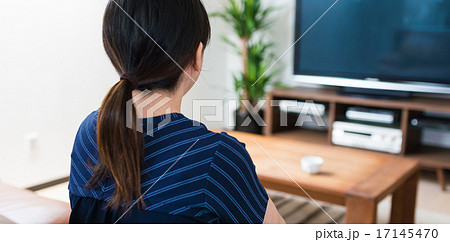 居間の女性 17145470