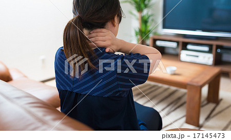 居間の女性 居間の女性 17145473