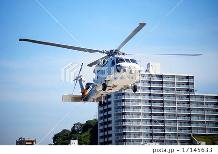 横須賀港　海上自衛隊　哨戒ヘリコプター　SH-60J　シーホーク　SeaHawk　離陸 17145633