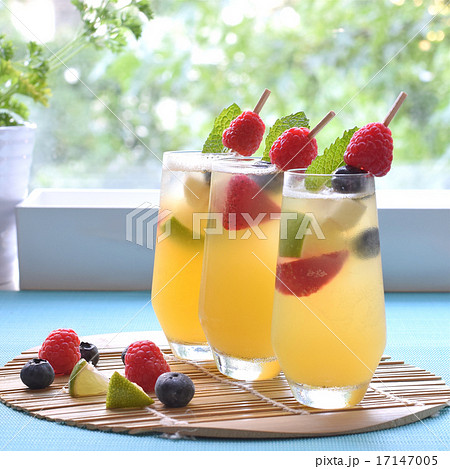 夏のおもてなし フルーツたっぷりのウェルカムドリンクの写真素材