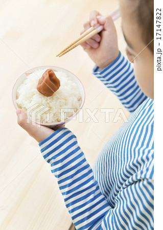 梅干しご飯を食べる女の子 17147822