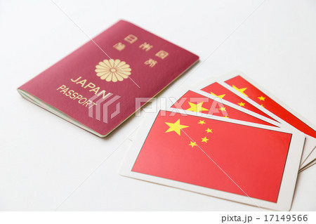 パスポートと中国国旗 17149566