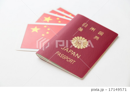 パスポートと中国国旗 17149571