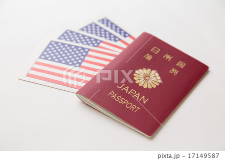 パスポートとアメリカ国旗 17149587