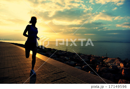 Runner athlete running at seaside.   17149596