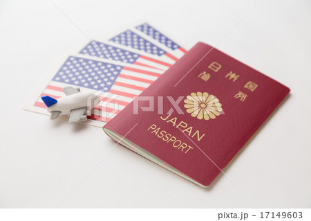 パスポートとアメリカ国旗 17149603