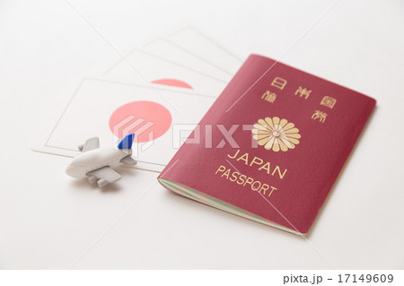 パスポートと日本国旗 17149609
