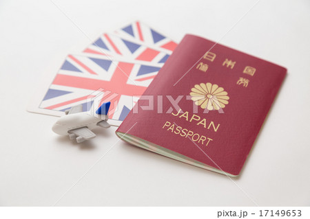 パスポートとイギリス国旗 17149653