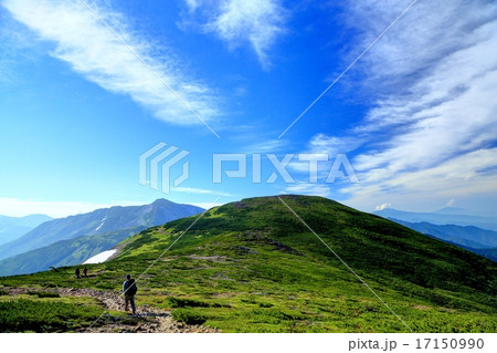 北アルプス・北ノ俣岳付近の稜線を行く登山者 17150990