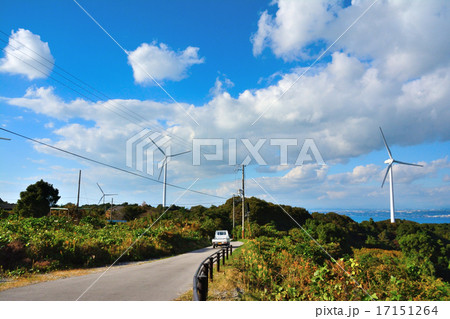 潮風に吹かれる風力発電機（２） 17151264