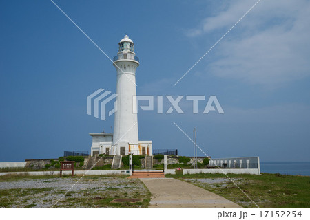 白亜の尻屋崎灯台（下北半島、青森県） 17152254