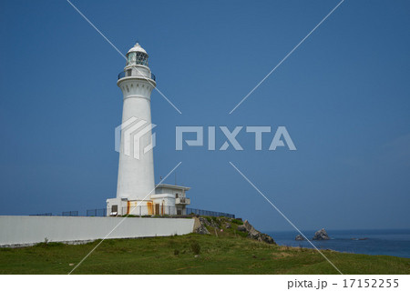尻屋崎の先端に立つ白亜の灯台（下北半島、青森県） 17152255