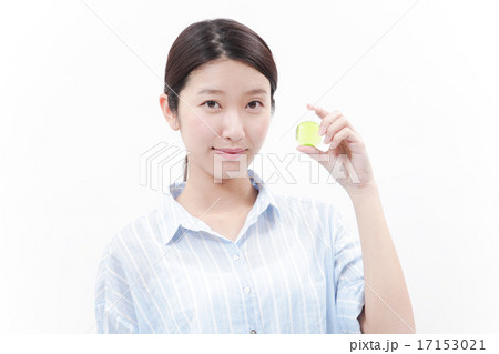 目薬をさす女性 17153021