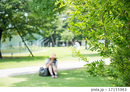 公園で休む女性 17155963