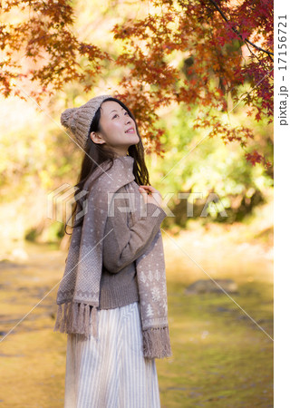 紅葉 女性ポートレートの写真素材