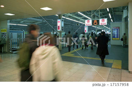 1990年代の記録 雪の東武野田線大宮駅ホームの写真素材