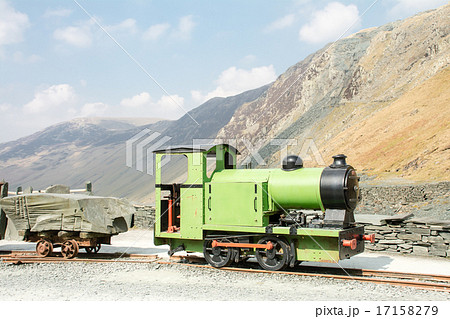 山間に置かれた小型蒸気機関車 イギリス湖水地方にての写真素材