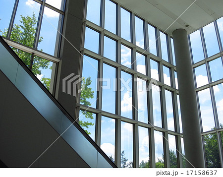 ビルの窓から見える青空 17158637