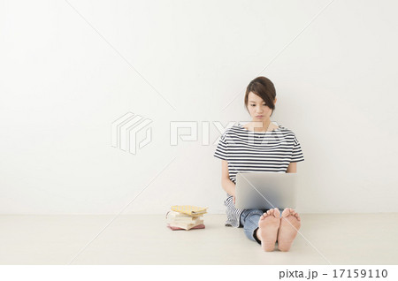 パソコンをする女性 17159110