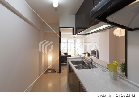 対面式キッチン イメージ　梁あり　夜間照明 17162342