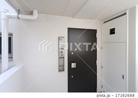 マンション 集合住宅 の玄関とメーターボックス マンション 集合住宅 の玄関とメーターボックス 17162688