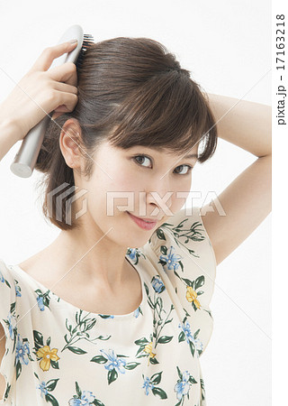 ヘアブラシを使う女性 17163218