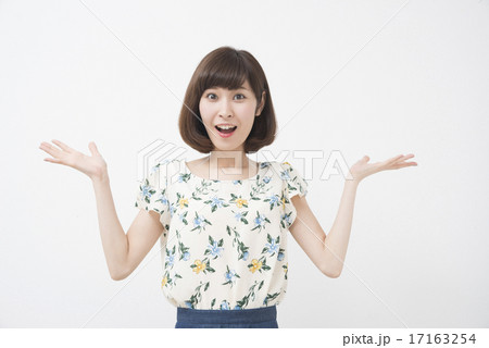 お手上げの女性 17163254