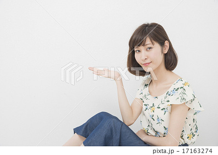 手のひらを上に向ける女性の写真素材