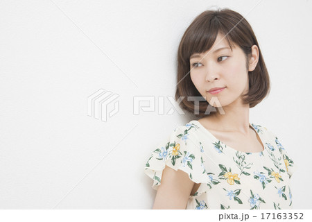 横を向く女性の写真素材