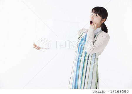 女性　指差し　ポーズ 17163599