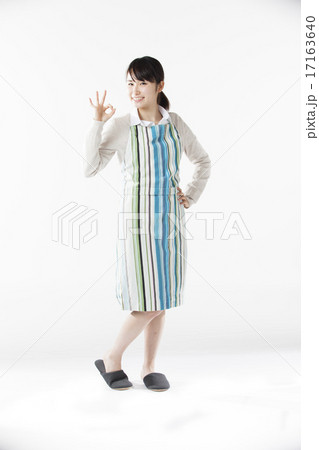 女性 指差し ポーズ 女性 指差し ポーズ 17163640