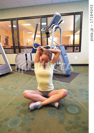 ストレッチする女性 17164043