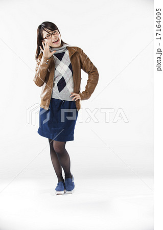 女性　指差し　ポーズ 17164095