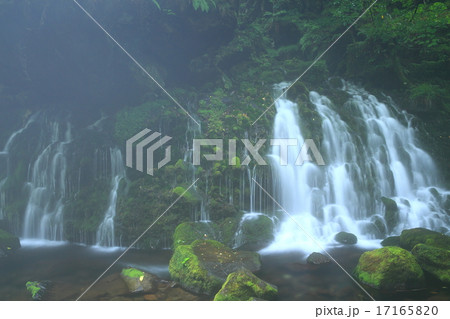 秋田県にかほ市　 夏の元滝伏流水 17165820