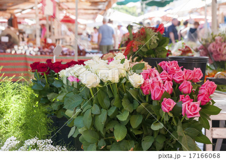 フランス マルシェ イメージ 花屋さんと活気溢れる買物客の写真素材