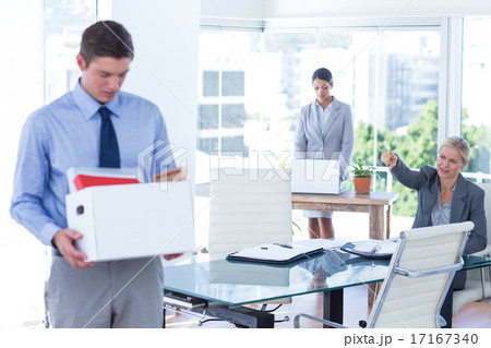 Businesspeople carrying their belongings in box 17167340