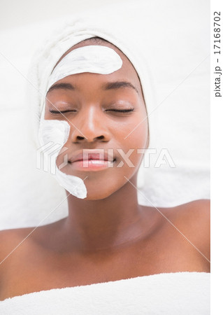 Pretty woman getting a facial treatment 17168702