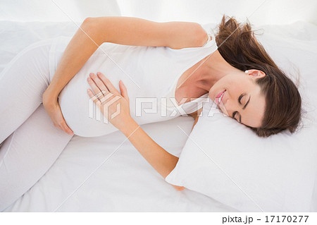 Happy pregnancy is lengthened on his bed 17170277