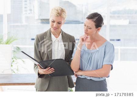 Businesswomen working together Businesswomen working together 17170385