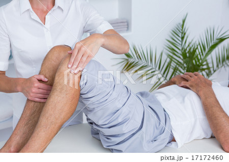 Man having knee massage 17172460